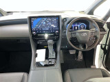 運転席は見やすく整理され、ナビも美しく装着され操作性にも優れています!