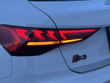 Audiのテールライトは、スタイリッシュで洗練されたデザインが特徴で、多くのモデルでLEDテールライトを採用しております。また、テールライトには動的ウィンカー機能が搭載されているモデルもあります。