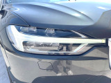 【LEDヘッドライト】明るく眩しいハイビームを先行車や対向車に照射しないオートハイビームを備えたLEDヘッドライト。北欧神話に登場するトールハンマーをモチーフにした、一目でボルボとわかるデザイン。