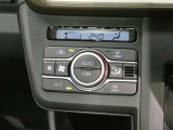 希望する温度を一度設定するだけで、車内の温度センサーや日射センサーが状況を感知し、【温度】【風量】【吹き出し口の切替】を自動的にコントロールしてくれるオートエアコン機能付きです♪