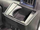 運転席側掘り込み式カップホルダー