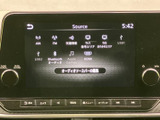 ラジオやBluetooth、USBなどの音源を画面から選べるメニューを表示。使いたい音源を見つけやすく、普段お使いの機器に合わせて音楽や情報を楽しめる便利な装備です。
