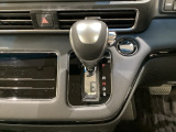 「e:HEV」搭載車です。日常シーンのほとんどをモーターで走行し、高速クルージングなどモーターよりもエンジンの方が効率が良い領域はエンジンで走行、あらゆる領域で優れた燃費走行を実現します。