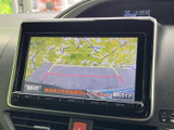 車両後方の映像をモニターに表示し、画面上のガイド線を目安に後退時の確認ができます。駐車位置を調整したい場面で周囲を把握しやすく、日々の駐車をサポートしてくれる便利な装備です。