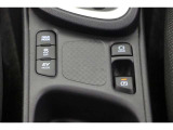 EVモードは電気モーターのみを使って走行するモードです。深夜の住宅街、屋内駐車場でエンジン騒音や排気ガスを気にすることなく走行できます。