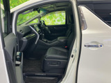 運転席は前方を見渡しやすい視界と、ゆとりを感じるシートまわりが魅力です。落ち着いた色調でまとまった室内は、足元も広く、毎日の運転を快適に過ごしたい方におすすめです。