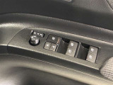 格納式リモコンドアミラーと、パワーウィンドウマスタースイッチです。車内の換気も運転席から簡単に行えます。