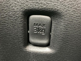 天井まわりには、荷物を掛ける際に活用できるフックが備わっています。耐荷重の表示も確認でき、買い物袋などを掛けたいときに便利な車内の収納スペースです。