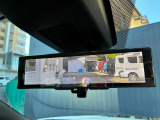 後席が荷物で塞がっている時などに、クリアな後方視界を表示してくれる、インテリジェントルームミラー