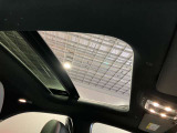 ガラス・スライディングルーフで明るい車内をお楽しみいただけます。シェード付きで日差しの強い日も安心です。