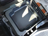 座席の下にもボックスがございます。