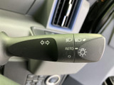 レバーには操作内容を示す表示があり、必要な操作を確認しやすい設計です。手元で扱いやすい位置に備わり、運転中も視線を大きく外さず各種操作を行える便利な装備です。