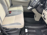 運転席シート足元です。