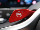【M1スイッチ】エンジン、サスペンション、ステアリングなどの設定を自分好みに記憶させ、ワンプッシュで呼び出せる専用ボタンです。