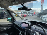 運転席からの視界も良く運転しやすい車両です。フロント、フロントドアは、UVカット断熱グリーンガラスです。紫外線から守ります。