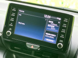 ラジオや車両情報をひとつの画面で確認でき、日々の移動に必要な情報へ目を配りやすい配置です。表示が整理されているため、使いたい項目を探しやすく便利にお使いいただけます。