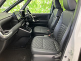 前席にはゆったりとしたシートが並び、運転席から前方を見渡しやすいレイアウトです。助手席側にはドリンクホルダーも備わり、乗員それぞれが落ち着いて過ごせる室内です。