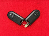電子カードキーを携帯していれば、リクエストスイッチを押すだけでドアの施錠と解除が行えます。しかも盗難防止に役立つイモビライザー機能付きです。