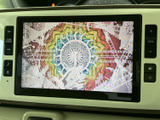 画面にテレビ映像を表示でき、停車中の休憩時間などに映像を楽しめます。見たい番組を選んで過ごすひとときに活用でき、移動中の視聴を促すものではなく停車時にお使いいただけます。