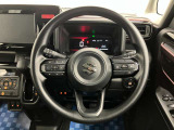 【ハンドル回り】インテリアに合わせたデザインのステアリングは、運転される方のことも考え、運転しやすい形状、大きさです。ぜひ一度、実際に触ってお確かめください。
