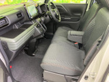 運転席周りは、操作しやすいように配置されており、直感的に操作できます。快適な運転環境を約束します。