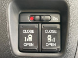 【両側パワースライドドア】スマートキーや運転席のスイッチで後席両側スライドドアの開閉が可能♪電動だから力を入れてドアを開ける必要が無く、小さなお子様でも簡単に開け閉めでき快適です♪