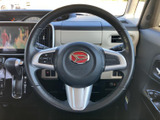 握りやすい形状のステアリングにスイッチを備え、手元で機能を選べる装備です。運転姿勢のまま各種操作にアクセスしやすく、毎日の移動を便利にサポートしてくれます。