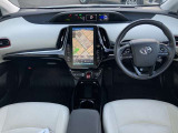 室内はホワイトカラーの専用内装でシートは専用本革シートです!
