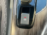 電動パーキングブレーキのスイッチ。信号待ちなどでブレーキを踏み続けなくても良い、オートホールド機能も装備しています。
