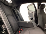 リアシートは足元も広く、長距離運転になってもゆったりとできるように、カップホルダー付きアームレストがついてます。