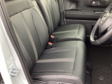 フロントシートです!!ベンチシートなので座席の移動もスムーズに出来ます!!足元も広く運転も楽ですよ!!