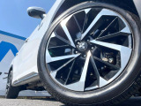 【純正アルミホイール】外観にマッチした純正アルミホイールを装着しております。各種社外アルミホイールや、スタッドレスタイヤも取扱いしております。是非ご相談ください♪