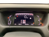 デジタル表示のスピードメーターとタコメーター、燃費やオドメーターなどの表示の他に、ホンダセンシング機能などの表示もできる多機能なマルチインフォメーション・ディスプレイです。