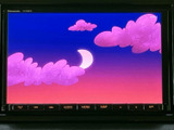 画面には月や雲を描いた映像が表示され、色鮮やかな背景が目を引きます。メニューや音量などの操作ボタンも画面下にまとまり、表示内容を切り替えやすい構成です。