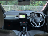 運転席から前方を見渡しやすく、左右のミラーやメーターも視界に入る配置です。前席から後席まで見通せる室内で、落ち着いて運転に臨めます。