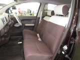 ベンチシートにアームレストが付いています。運転席は6ウェイ、助手席は4ウェイの調整が可能です。