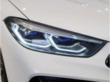 【レーザーライト】ブルーのデザインとBMW Laserのロゴにより視覚的にも個性を主張するレーザーライト。ハイビームモードを設定すると最長600mまでの距離を照射。夜間におけるドライビングの快適性を向上させますS