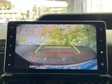 後方確認を助ける映像に目安線が表示され、駐車時の周囲確認に活用できます。画面上で位置関係を把握しやすく、車庫入れや切り返しの際にも便利な装備です。