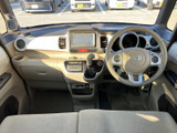 明るい色調でまとめられた運転席まわりは、前方の視界が広く、メーターやナビも自然に目に入る配置です。運転席と助手席から周囲を確認しやすく、落ち着いて過ごせる空間です。