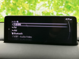 交通情報やFM、AM、Bluetoothなどの選択肢が表示され、好みや状況に合わせて音源を選べます。メニューが一覧で見やすく、日々の移動をより快適にサポートします。