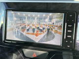停車中にテレビ映像を楽しめる画面を備え、休憩時間などのひとときを快適に過ごせます。映像を大きく表示でき、画面を通じて番組の内容を確認しやすいのも便利なポイントです。