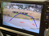 【バックカメラ】駐車時に後方がリアルタイム映像で確認できます。大型商業施設や立体駐車場での駐車時や、夜間のバック時に大活躍!