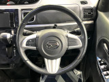 インテリアに合わせたデザインのステアリングは、運転される方のことも考え、運転しやすい形状、大きさです。是非一度、実際に触ってお確かめください。