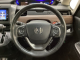 ハンドルにHondaセンシング系のクルーズコントロールやレーンキープアシストなどのスイッチと、オーディオの操作スイッチが装備されています。ハンドルから手を離さず安全に操作できます。