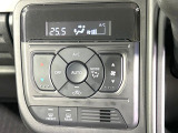 【オートエアコン】一度お好みの温度に設定すれば、車内の温度を検知し風量や温度を自動で調整。暑い&hellip;寒い&hellip;と何度もスイッチ操作をする必要はありません。快適な車内空間には必須の機能ですね♪
