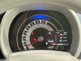 メーター内に走行情報や車両の状態がまとまり、必要な表示を運転席から確認しやすい構成です。数字や各種表示をひと目で把握しやすく、日々の確認をサポートします。