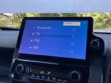 Bluetooth、テレビ、FM、AMの選択項目が画面にまとまり、好みに合わせた音源選びを楽しめます。見やすい表示で切り替え先を把握しやすく、通勤やお出かけの車内時間を快適に過ごせます。