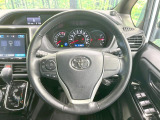 【純正革巻きステアリング】上質な革を使用することで、手にしっかり馴染みとても運転しやすいハンドルです♪