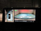 空から見ているような視点でクルマの周囲が確認できるモニター。クルマの真上から見ているかのような映像によって周囲の状況を知ることで駐車を容易に行うための支援技術です