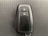 ドアの開閉時、両手が荷物で塞がっている時はキーレスでのカギの解除が大変ですよね。スマートキーはポケットやバッグに入れておけば、ノブに触れただけでロックの解除が可能です。とても便利な機能です。